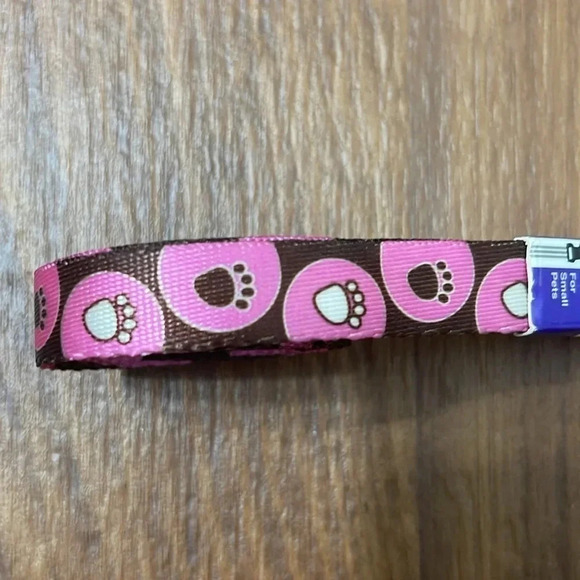 Tuff Lock Brown and Pink Paw Print Small 5/8 inch 4 Foot Dog Leash - Picture 3 of 3